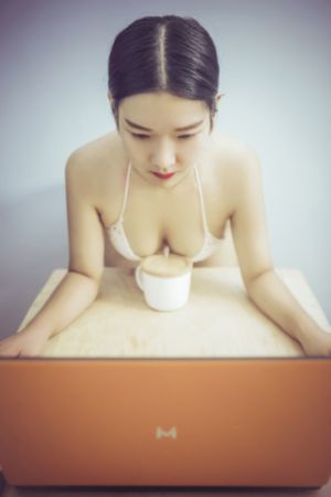 亚洲青年小便pissing_超清高清完整版播放